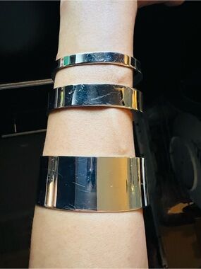 Sexy silvertone one piece shiny metal Milor Cuff One size